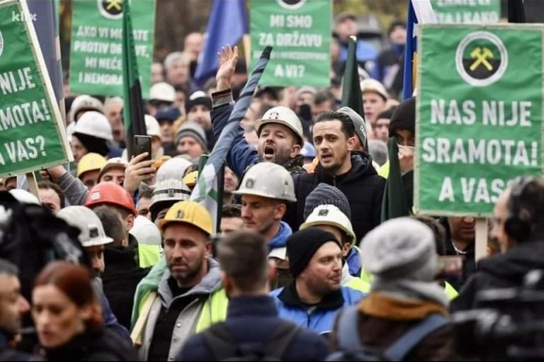 Novembarski štrajk rudara u Bosni i Hercegovini završio se tako što su skoro svi njihovi zahtevi ispunjeni, uključujući i onaj protiv najavljenih smanjenja plata. Ipak, rudnici u BiH su najveći dužnici državi čije su i vlasništvo, pa jedina perspektiva koja ostaje rudarima jesu prinudno odsustvo i neplaćeni doprinosi što je siguran put u propast - privatizaciju.